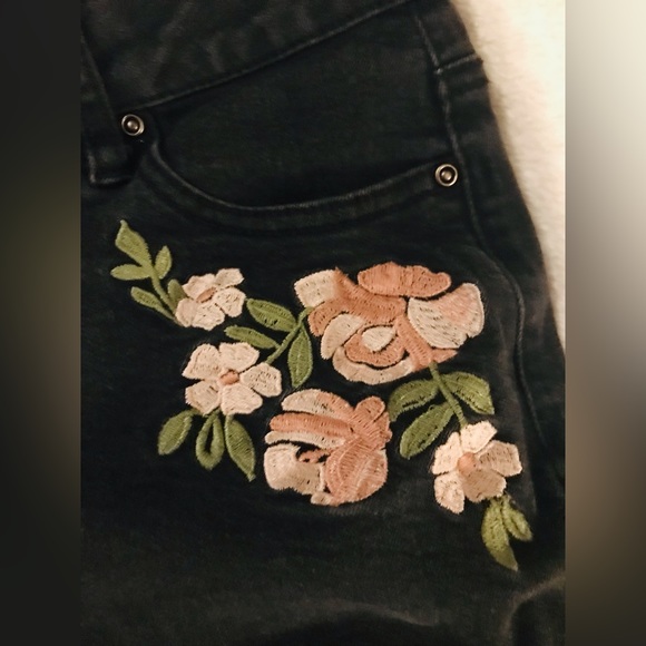 Shorts - Picture 3 of 5